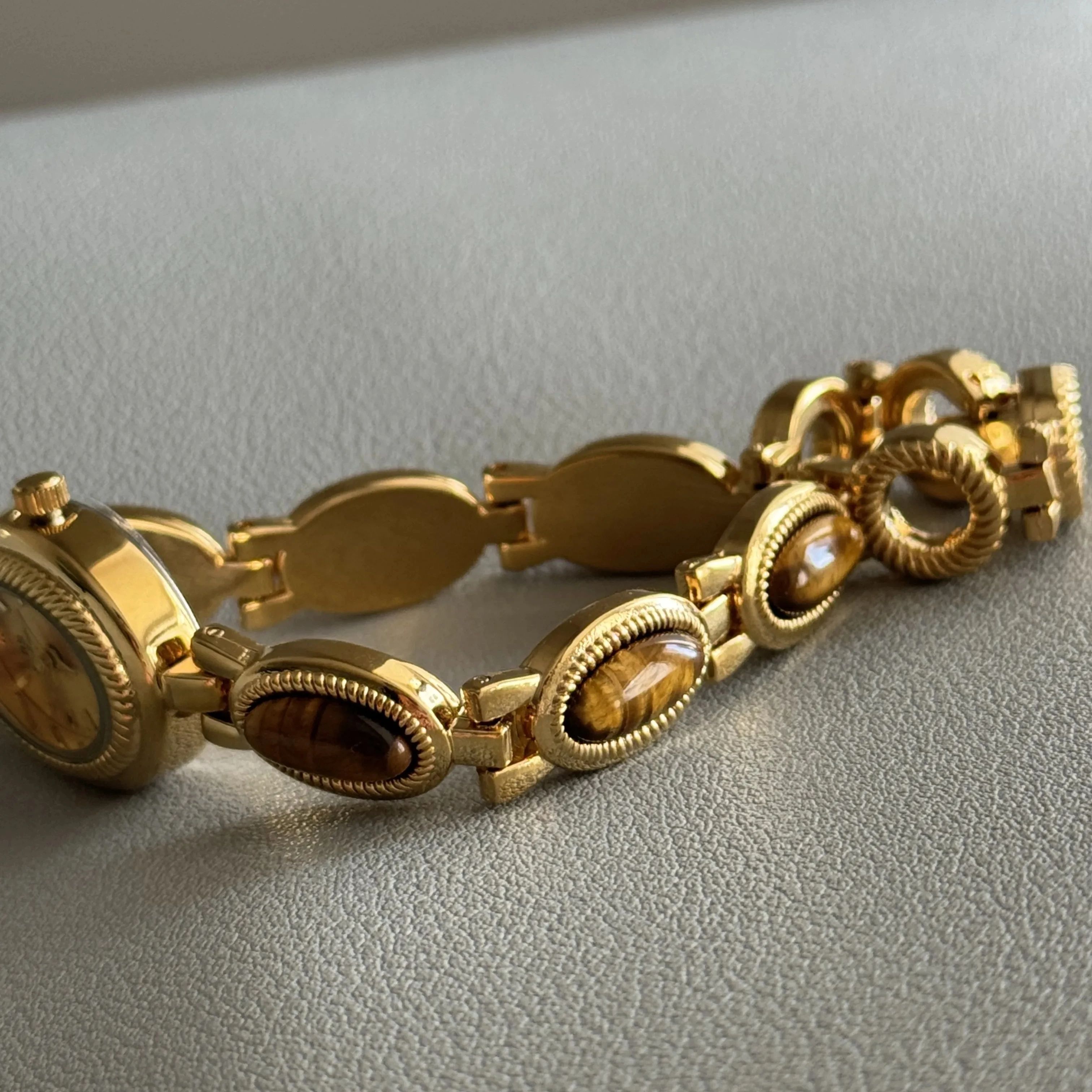 NEW Golden Retro Womanes' Watc - Jewels In Quartz Watches のレビューと価格