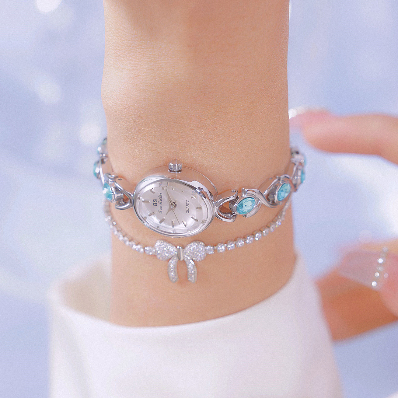 Blue Jewel Oval Bracelet Watch - Jewels In Quartz Watches のレビューと価格