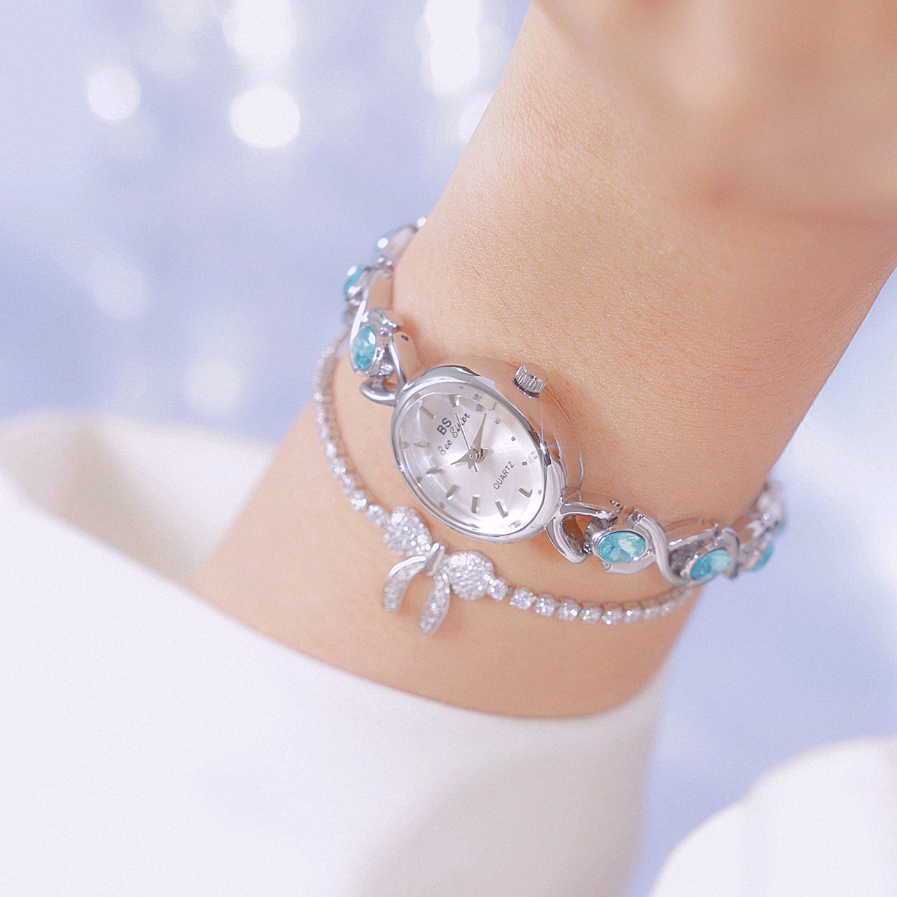 Blue Jewel Oval Bracelet Watch - Jewels In Quartz Watches のレビューと価格